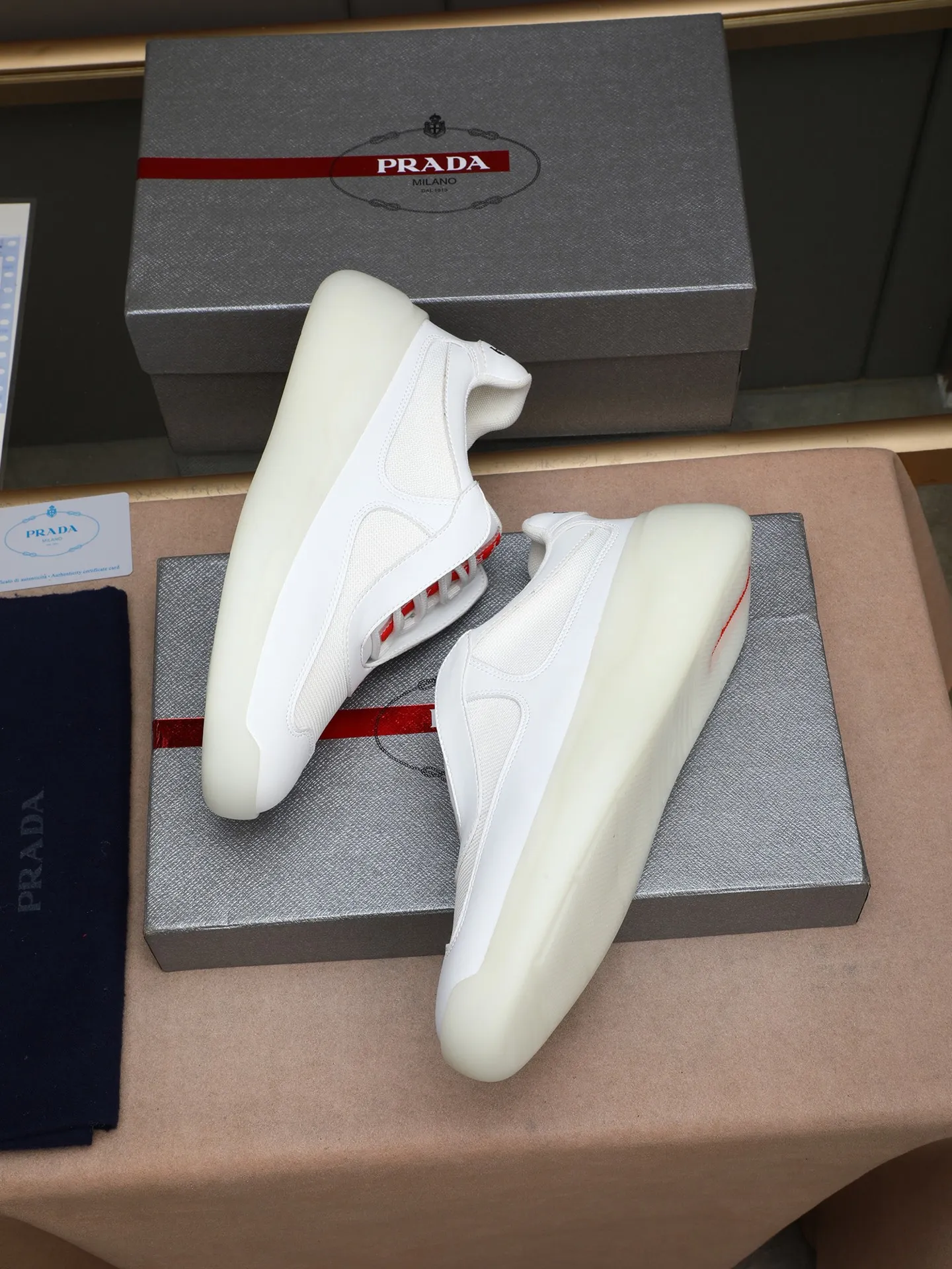 Men's shoes💰420 Prada/Prada sneakers👟! Low-top lace-up sports shoes, fashionable and elegant style. Made of top-layer cowhide leather spliced ​​with breathable mesh. Soft, comfortable and breathable. Logo lettering on the tongue. Finely crafted details. Lightweight foam sole, fashionable and versatile‼ ️size: 38-44 (45 customized